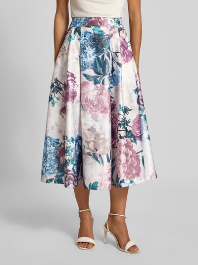 Kobiece modelka nosi Midirock mit floralem Allover-Print von Rinascimento w stonowanych kolorach, A-linia, plisy, zamek, Szerokość w rozmiarze S: 35 cm, długość całkowita w rozmiarze S: 83 cm, Ganzkörperansicht von vorne.