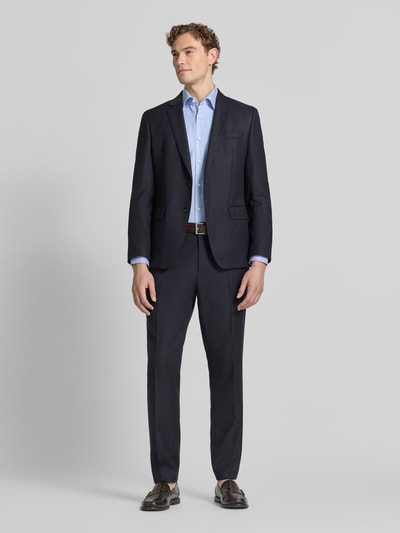 Mannenmodel draagt lichtblauw slim fit zakelijk overhemd van katoen, Slim Fit Businesshemd aus reiner Baumwolle Modell 'H-HANK-K' van BOSS, heren zakelijk overhemd, volledige lichaamsaanzicht van voren.