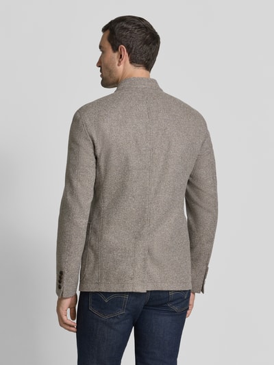 Męski model nosi marynarkę Regular Fit Sakko mit Stehkragen Modell 'Hiro' od JOOP! COLLECTION z mieszanki bawełny, kolor jasnoszary, struktura o wyraźnej fakturze, nakładane kieszenie, pełna listwa guzikowa, długość tyłu w rozmiarze 50: 73 cm, szerokość ramion: 44 cm, długość rękawów: 64 cm, zdjęcie całej sylwetki z tyłu.