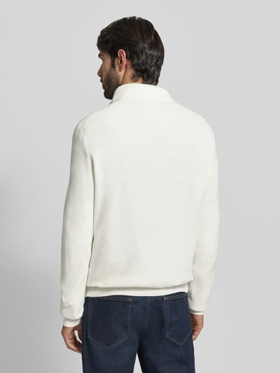 Männermodel trägt Strickpullover mit Label-Stitching von Polo Ralph Lauren in Weiß, reine Baumwolle, Regular-Fit, Stehkragen, Rückenlänge 70 cm, Ärmel 68 cm, gerippte Abschlüsse, kurzer Reißverschluss, Ganzkörperansicht Rückansicht.