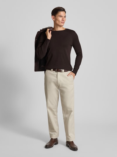 Männermodel trägt Longsleeve mit Rundhalsausschnitt von MCNEAL in Dunkelbraun, Slim Fit, reine Baumwolle, Ganzkörperansicht von vorne.