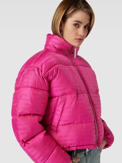 Review Kurtka puffer krótka z nadrukiem z logo Fuksjowy 3