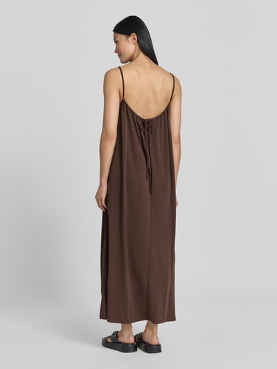 Frauenmodel trägt Midikleid aus Modal-Mix mit Spaghettiträgern von Jake*s Casual in Braun, lockere A-Linie, Ganzkörperansicht Rückansicht. Rückenlänge bei Größe S: 100 cm, Brustweite bei Größe S: 38 cm, fließender Stoff.