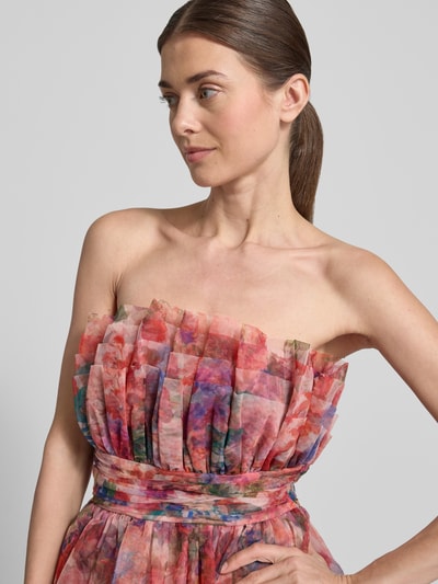 Frauenmodel trägt Maxikleid im Off-Shoulder-Look mit Taillenband von LACE & BEADS aus Tüll im Stufen-Look, bunte Farben, Nahaufnahme Oberkörper. Rückenlänge bei Größe S: 130 cm, Brustweite bei Größe S: 36 cm.