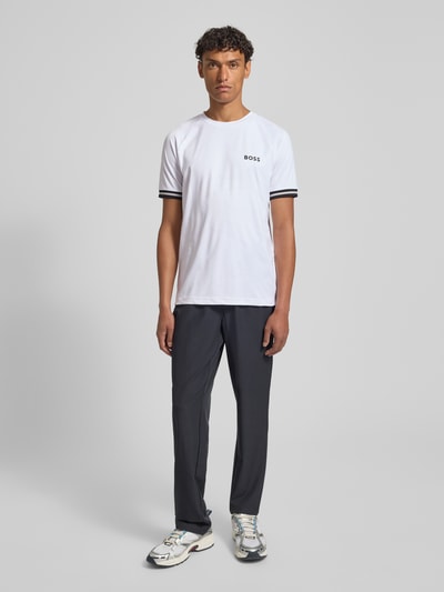 Männermodel trägt Regular Fit T-Shirt mit Label Print Modell 'TOC SERVE 2' von BOSS Green, Optik: Unifarben, Ganzkörperansicht von vorne.