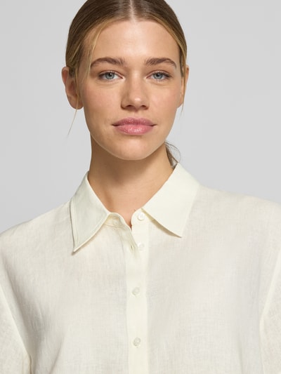 Frauenmodel trägt Loose Fit Kurzarmblusen aus Leinen-Viskose-Mix Modell 'ENCANTADA' von HUGO, Optik: Unifarben, Nahaufnahme Oberkörper.