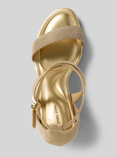 Produktfoto, goldfarbene Sandalette mit Blockabsatz Modell 'ALEXA' von MICHAEL Michael Kors, abgerundete Spitze, Label-Detail, strukturierte Riemen, Dornschließe, glatte Textur, Absatzhöhe 8 cm, Schaftmaße bei Größe 40