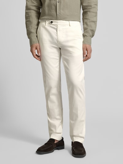 Männermodel trägt Hose mit Eingrifftaschen von Manuel Ritz im Slim-Fit aus Baumwoll-Elasthan-Mix in Creme, Ganzkörperansicht von vorne.