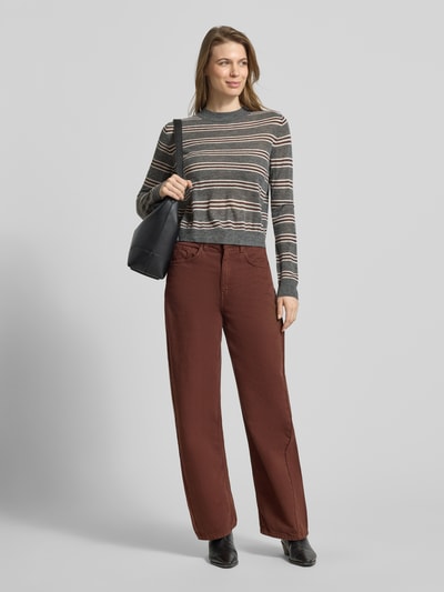 Frauenmodel trägt Strickpullover mit Rundhalsausschnitt Modell 'PEQUE' von Mango, gestreifter Material-Mix mit Alpaka-Anteil, Regular-Fit, Rückenlänge 49 cm, Ärmellänge 63 cm, Ganzkörperansicht von vorne.