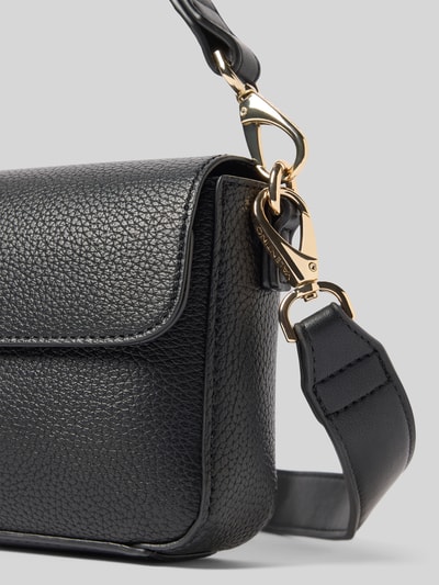 Produktfoto, zwarte Handtas met Labelapplicatie Model 'ALEXIA' van VALENTINO BAGS met overslag, magneetsluiting en schouderband, structuurleder, context: dames schoudertas, hoofvak, draagband, schouderriem, breedte 25 cm, lengte 15 cm, diepte 6 cm, schouderbandlengte 80 cm.