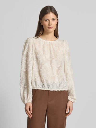 Kobiece model nosi Regular Fit Bluse mit Fransen und Rundhalsausschnitt von Oui, kremowy kolor, krój regular fit, okrągły dekolt, frędzle, tunel, długość tyłu w rozmiarze 36: 51 cm, długość rękawów: 63 cm, całkowite ujęcie przodu.