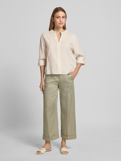 Frauenmodel trägt Regular Fit Bluse mit V-Ausschnitt Modell 'Feleen' von OPUS, Damen Bluse aus Baumwoll-Mix mit Leinen-Anteil, helle Farben, glatte Textur, Ganzkörperansicht von vorne.