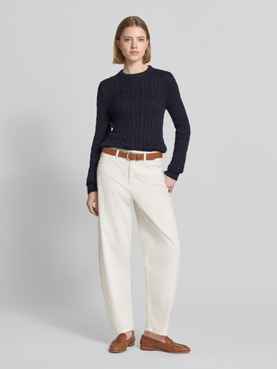 Vrouwenmodel draagt Strickpullover met Zopfmuster en Rundhalsausschnitt van Jake*s Casual, puur katoen, recht model, ribboorden, donkerblauw, kabelpatroon, witte broek, ruglengte maat S 59 cm, mouwlengte 70 cm, geheellichaamsaanzicht van voren.