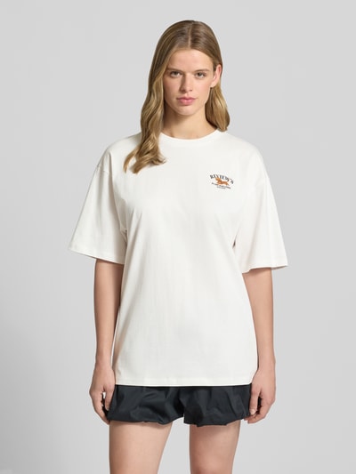 Frauenmodel trägt T-Shirt mit 1/2-Arm von REVIEW, Damen T-Shirt aus Reine Baumwolle, Lockerer-Schnitt, Rundhalsausschnitt, Rückenlänge 68 cm, Ganzkörperansicht von vorne.