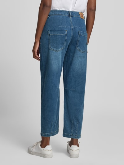 Vrouwenmodel draagt Barrel Fit Jeans met Steekzakken van Buena Vista, Katoenmix met stretch, productdetails, volledig van achteren.