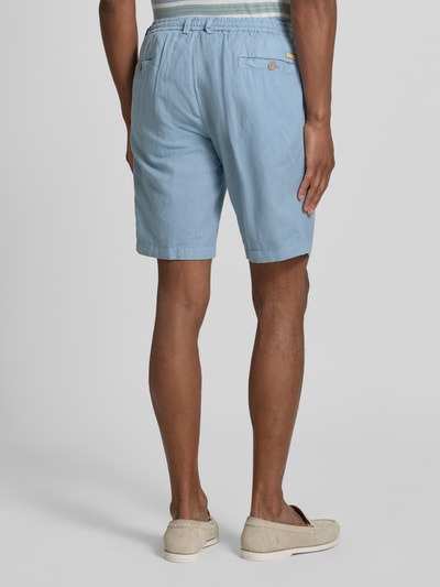 Männermodel trägt Regular Fit Bermudas mit Eingrifftaschen von bugatti, hellblauer Leinen-Baumwoll-Anteil, Gesäßleistentaschen, Ganzkörperansicht Rückansicht.