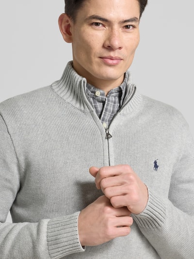 Männermodel trägt Troyer mit Label-Stitching von Polo Ralph Lauren in Hellgrau, reine Baumwolle, Regular-Fit, Nahaufnahme Oberkörper.