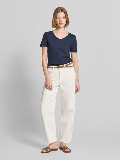 Frauenmodel trägt Regular Fit T-Shirt aus reiner Baumwolle von Tom Tailor in Dunkelblau, unifarben, V-Ausschnitt, Flammgarn, Ganzkörperansicht von vorne.