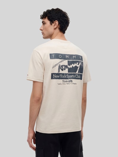 Tommy Jeans regular fit T-shirt van puur katoen met rugprint Beige - 5