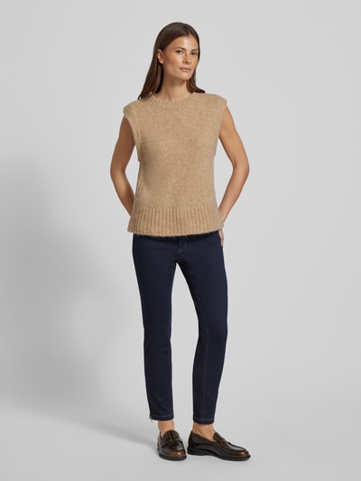 Vrouwenmodel draagt Skinny Fit Jeans in verkorte pasvorm model 'DREAM CHIC' van MAC, donkerblauw, katoenmix, volledige vooraanzicht.