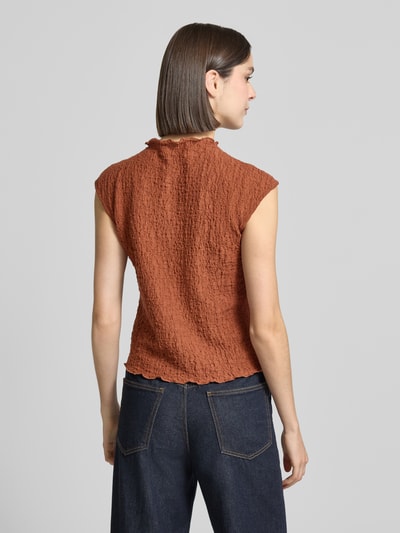 Modelka nosi Top mit Strukturmuster von Jake*s Collection, mieszanka bawełny z dodatkiem streczu, krój regular fit, stójka, fakturowany wzór, długość tyłu w rozmiarze S: 53 cm, kolor rdzawy, widok całej sylwetki z tyłu.