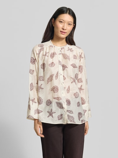 Frauenmodel trägt Damen Bluse mit Kimonoärmel Modell 'DISCO' von Marella, Loose-Fit, Rundhalsausschnitt, Knopfleiste, Raglanärmel, cremefarben mit braunem Muschel- und Seestern-Muster, glatte Textur, Rückenlänge 69 cm, Ärmellänge 63 cm bei Größe 36, Ganzkörperansicht von vorne.
