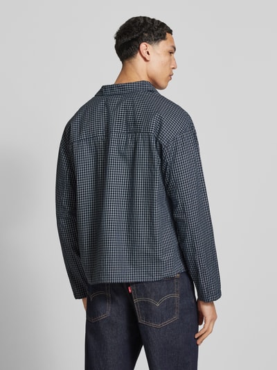 Mannenmodel draagt Regular fit vrijetijdsoverhemd van katoen, model 'AUSTIN' van Jack & Jones, blauw geruit, rugaanzicht, context: heren vrijetijdsoverhemd, pure katoen, regular fit, kentkraag, knoopsluiting, borstzak, ruglengte maat M 60 cm, schouderbreedte maat M 45 cm, mouwlengte maat M 57 cm.