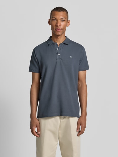 Männermodel trägt Regular Fit Poloshirt mit Logo-Stitching von Lerros aus Baumwoll-Mix mit Stretch-Anteil, Strukturmuster, Ganzkörperansicht von vorne.