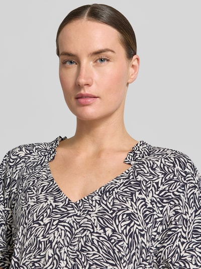 Vrouwenmodel draagt Blusenshirt aus Viskose im Allover-Look van Zero, zuiver viscose, regular fit, all-over look, V-hals, ruglengte maat 36: 56 cm, close-up bovenlichaam
