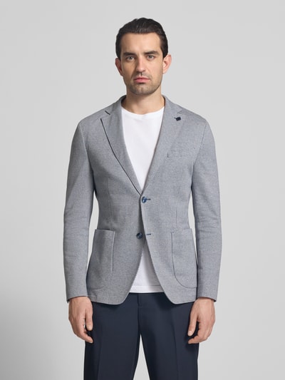 Męski model nosi Regular Fit Blazer mit Zierstein von HECHTER PARIS, mieszanka bawełny, klasyczny jasnoszary, widoczne kieszenie, listwa z 2 guzikami, kołnierz z połami, brustasza, długość tyłu w rozmiarze 50: 73 cm, szerokość ramion: 48 cm, długość rękawów: 68 cm, ganzkörperansicht von vorne.