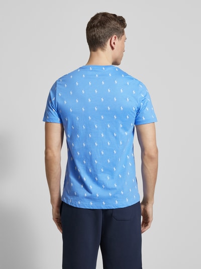 Männermodel trägt Regular Fit Pyjama-Oberteil aus reiner Baumwolle Modell 'CREW-SLEEP-TOP' von Polo Ralph Lauren Underwear mit Polo-Pony-Muster auf hellblauem Stoff, Ganzkörperansicht Rückansicht.
