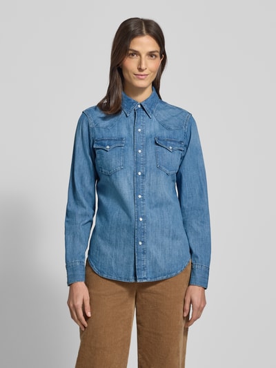Kobiece modelka nosi Regular Fit Jeanshemd mit Brusttaschen od Polo Ralph Lauren z czystej bawełny, kolor niebieski, kołnierzyk typu kent, kieszenie na piersi, listwa guzikowa, widok całej sylwetki z przodu. Długość tyłu 67 cm, długość rękawa 63 cm, rozmiar S.