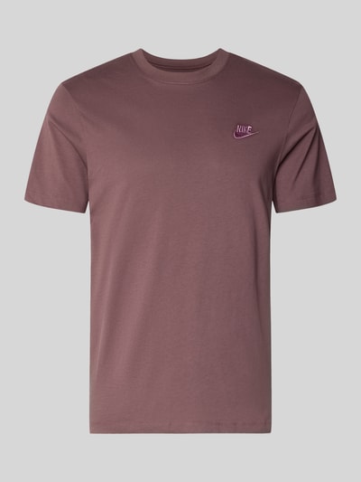 Produktfoto, T-Shirt mit Label-Stitching von Nike in Mauve, Reine Baumwolle, Regular-Fit, Rundhalsausschnitt, Rückenlänge 73 cm, Größe M