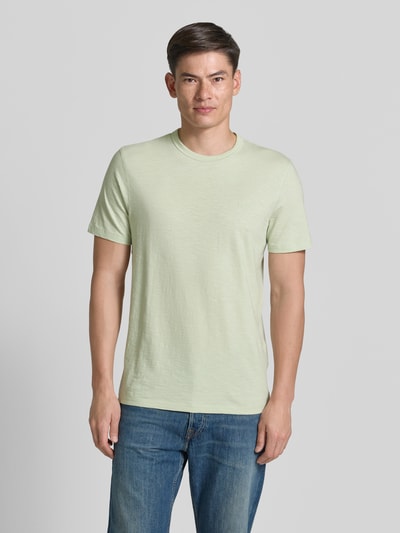 Męski model nosi Regular Fit T-Shirt aus reiner Baumwolle Modell 'TEGOOD' od BOSS Orange, kolor jasnozielony, jednolity, logo z przodu, okrągły dekolt, krótki rękaw, krój regular fit, bawełna, całkowity widok z przodu.