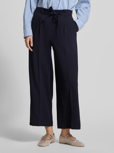 Frauenmodel trägt Regular Fit Stoffhose mit Gürtel von Windsor, dunkelblau, Material-Mix, Bügelfalten, Seitentaschen, Nahaufnahme Oberkörper.