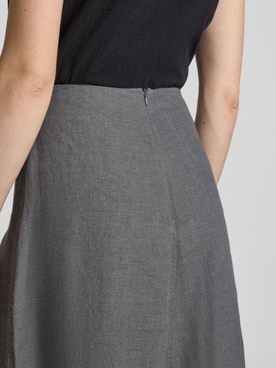 Frauenmodel trägt Ausgestellter Mini-Rock aus reinem Leinen von Marc O'Polo in grauer Melange-Optik, Flammgarn-Materialverarbeitung, Reißverschluss, Nahaufnahme Rückenansicht.
