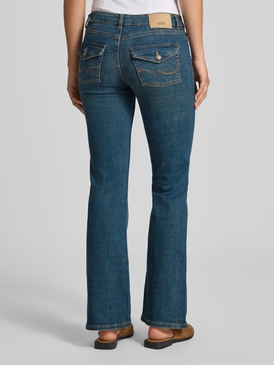 Vrouwenmodel draagt blauwe flared Fit Jeans uit katoenmix Model 'Texas' van JJXX met 5-pocketmodel, knoop- en ritssluiting, volledig rugaanzicht. Bandwijdte maat 27/32: 38 cm, binnenbeenlengte maat 27/32: 80 cm.