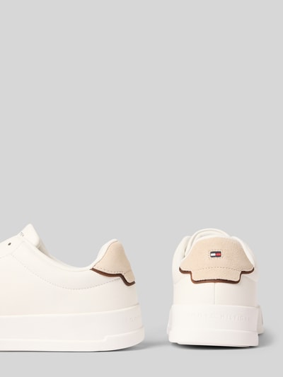 Produktfoto, Low Top Sneaker aus echtem Leder Modell 'TH COURT' von Tommy Hilfiger, unifarben, strukturierte Sohle, Label-Details, seitliche Rückansicht