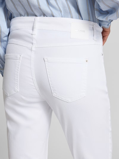Frauenmodel trägt Straight Leg Jeans im 5-Pocket-Design Modell 'Dream' von MAC, Weiß, Baumwoll-Mix mit Stretch-Anteil, Detailaufnahme Rückansicht
