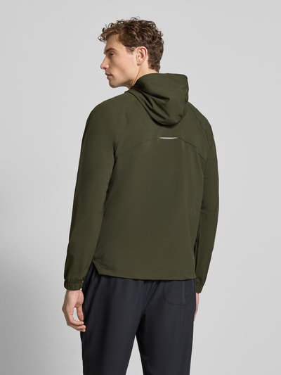 Männermodel trägt Regular Fit Jacke mit Kapuze Modell 'The One' von Fabletics in Dunkelgrün, Elastischer-Material-Mix, Ganzkörperansicht Rückansicht