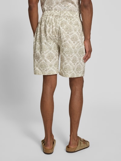 Männermodel trägt Shorts aus Leinen-Mix im Allover-Look von bugatti, heller Allover-Look, elastischer Bund, Tunnelzug, Ganzkörperansicht Rückansicht. Herren Shorts, Leinen-Mix mit Viskose-Anteil, Regular-Fit, Bundweite bei Größe M 42 cm, Innenbeinlänge 22 cm.