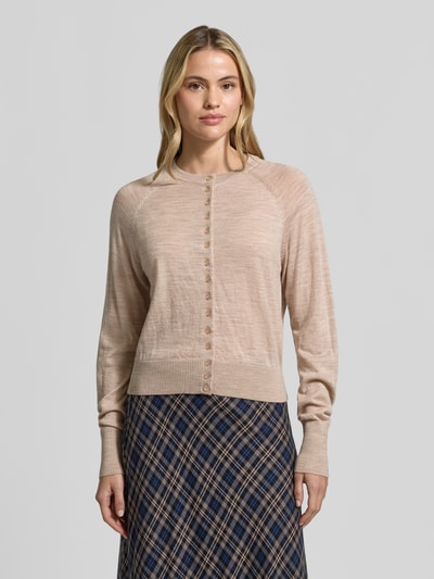 Frauenmodel trägt Regular Fit Strickjacke aus reiner Wolle von Jake*s Collection in Beige, feine Textur, Ganzkörperansicht von vorne.