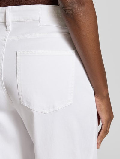 Frauenmodel trägt Regular Fit Baggy Jeans aus Lyocell-Baumwoll-Mix von Cambio, Optik: Unifarben, 5-Pocket-Design, Materialverarbeitung: Denim, Nahaufnahme Rückansicht.