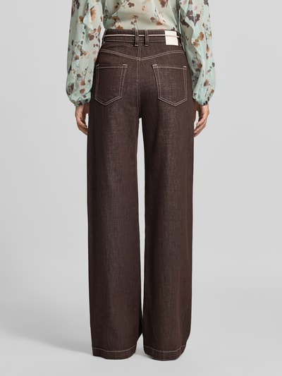 Frauenmodel trägt Wide Fit Jeans mit Viskose-Anteil von Marc Cain in Dunkelbraun, 5-Pocket-Design, Baumwoll-Mix, Ganzkörperansicht Rückansicht.
