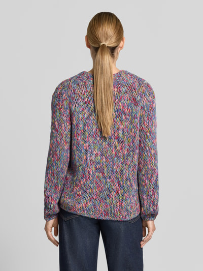 Männermodel trägt Regular Fit Pullover mit Schurwoll-Anteil in Strick-Optik von Rich & Royal, imitacja dzianiny, elastyczna mieszanka materiałów, dodatek żywej wełny, krój regular fit, okrągły dekolt, z długim rękawem, długość tyłu w rozmiarze S: 54 cm, długość rękawów: 66 cm, widoczne wielokolorowe nici, Ganzkörperansicht Rückansicht.