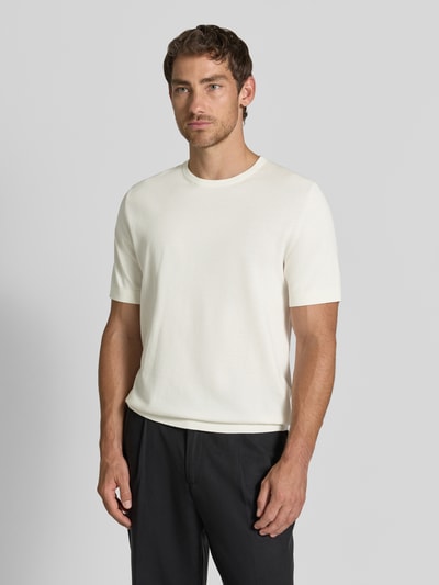 Męski model nosi Regular Fit T-Shirt aus reiner Baumwolle Modell 'TORINO' von SELECTED HOMME, jednokolorowy, okrągły dekolt, krótki rękaw, prążkowane zakończenia, materiał: bawełna, Ganzkörperansicht von vorne.