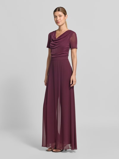 Frauenmodel trägt Regular Fit Jumpsuit aus Mesh von Vera Mont in dunklem Bordeauxrot mit fließender Textur, Ganzkörperansicht von vorne. Damen Jumpsuit von Vera Mont.