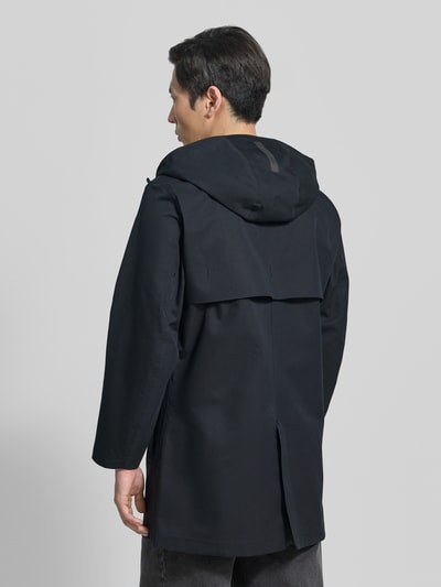 Männermodel trägt Regular Fit Jacke mit Kapuze Modell 'Spirit' van G-LAB in zwart katoenmix met logodetail, steekzakken, mouwzak, ruglengte 86 cm, schouderbreedte 49 cm, borstwijdte 56 cm, mouwlengte 62 cm, modelafname rugaanzicht.