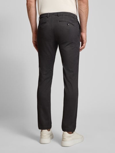 Männermodel trägt Slim Fit Chino aus Baumwoll-Mix von bugatti in dunklem Farbton, strukturierte Oberfläche, Gesäßtaschen, Ganzkörperansicht Rückansicht. Kontext: Herren Chino von bugatti, elastischer Baumwoll-Mix, Slim Fit, Münztasche, Gesäßtaschen, Knopf- und Reißverschluss, Bundweite 41 cm, Innenbeinlänge 81 cm.