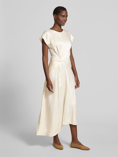 Frauenmodel trägt Maxikleid mit Viskose-Anteil von Victoria Beckham in Creme, taillierte Passform, Acetat-Viskose-Mix, Ganzkörperansicht von vorne. Rundhalsausschnitt, rückseitiger Reißverschluss, kurzärmeliges Design, Gesamtlänge 140 cm, Brustweite 40 cm. Glatter, fließender Stoff.